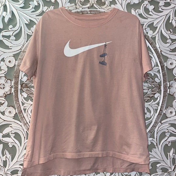 Nike Women's White Swoosh w Gray Shoes Pink Short Sleeve T-Shirt sz XL - Picture 1 of 7